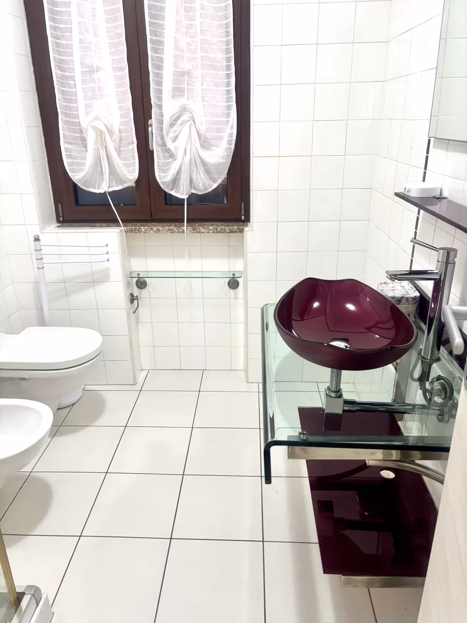 Dettaglio lavabo e specchio bagno