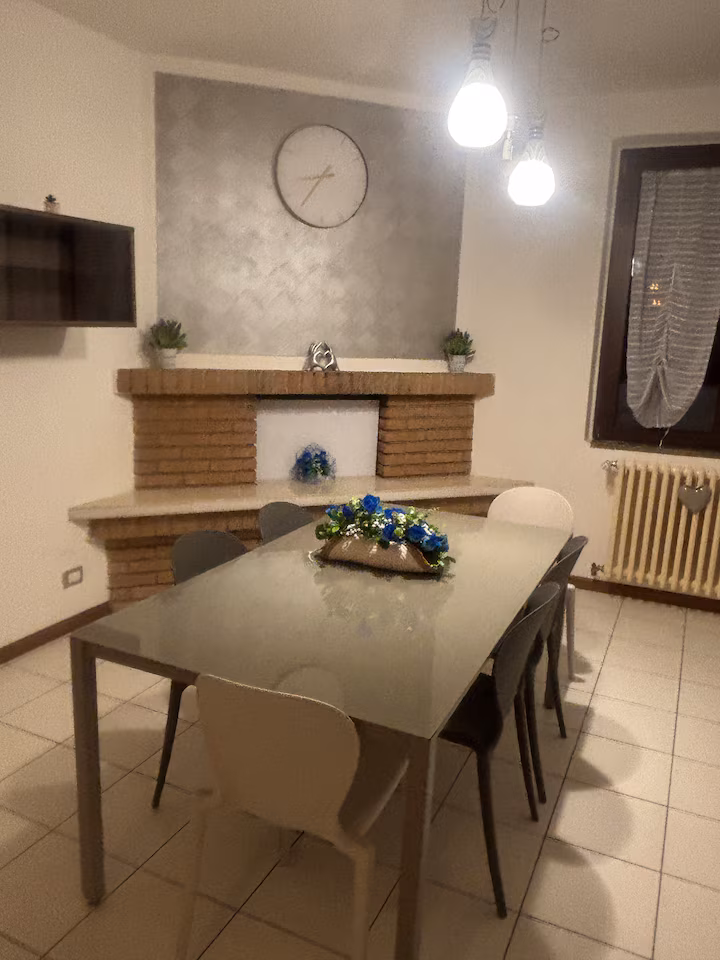 Tavolo da pranzo e vista cucina